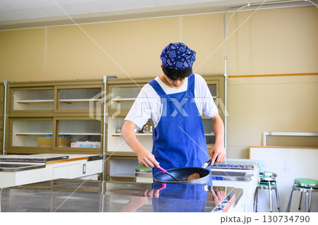 料理教室で学ぶ男子学生 料理を習う若者のライフスタイル 料理教室で学ぶ男子学生 料理を習う若者のライフスタイル 130734790