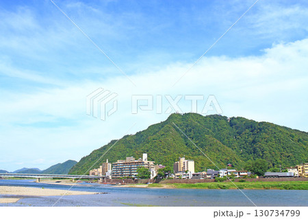 岐阜県岐阜市、長良川温泉と金華山の風景 130734799