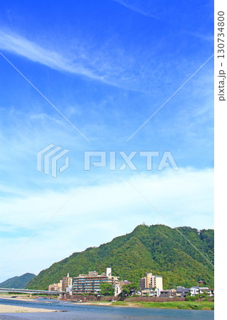 岐阜県岐阜市、長良川温泉と金華山の風景 130734800