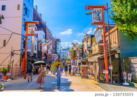 日本の東京都市景観9月1日。猛烈な暑さ…インバウンド続く…観光客らで賑わう浅草寺・伝法院通り… 130735055