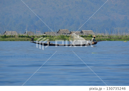 ミャンマー、インレー湖、インター族の漁師、魚とりの網、小舟 130735246