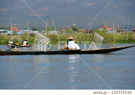 ミャンマー、インレー湖、インター族の漁師、魚とりの網、小舟 130735248