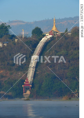 ミャンマー、インレー湖、湖畔の寺院 ミャンマー、インレー湖、湖畔の寺院 130735263