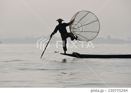 ミャンマー、インレー湖、インター族の漁師、魚とりの網、片足漕ぎ、小舟 130735264