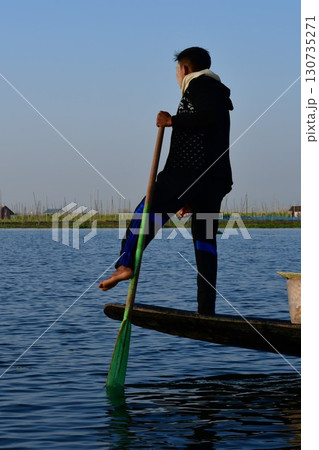 ミャンマー、インレー湖、インター族の漁師、片足漕ぎ、小舟 130735271