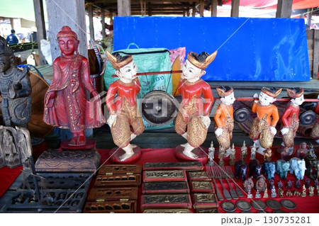 ミャンマー、インレー湖、ナムパン村朝市、五日市、観光土産、民族衣装の人形 ミャンマー、インレー湖、ナムパン村朝市、五日市、観光土産、民族衣装の人形 130735281