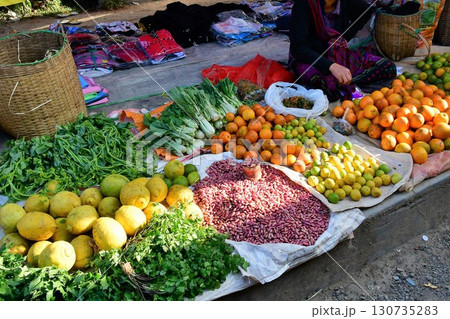 ミャンマー、インレー湖、ナムパン村朝市、五日市、露店、野菜・果物売り ミャンマー、インレー湖、ナムパン村朝市、五日市、露店、野菜・果物売り 130735283