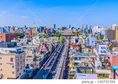 日本の東京都市景観9月1日。猛烈な暑さ…インバウンド続く…まるで異国…外国人観光客らで大混雑の浅草寺 130735784