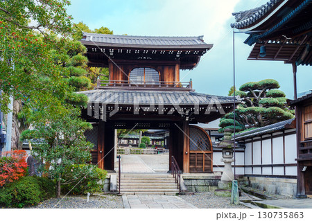 京都　大谷本廟の二天門 130735863