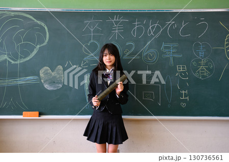 学校の教室で卒業証書を手に持つ女の子 学校の教室で卒業証書を手に持つ女の子 130736561