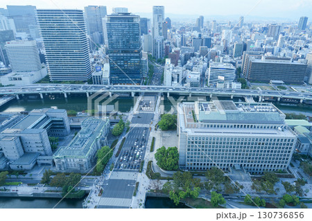 大阪・淀屋橋の高層ビルから見た御堂筋、中之島の夕景 大阪・淀屋橋の高層ビルから見た御堂筋、中之島の夕景 130736856