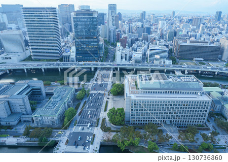 大阪・淀屋橋の高層ビルから見た御堂筋、中之島の夕景 130736860