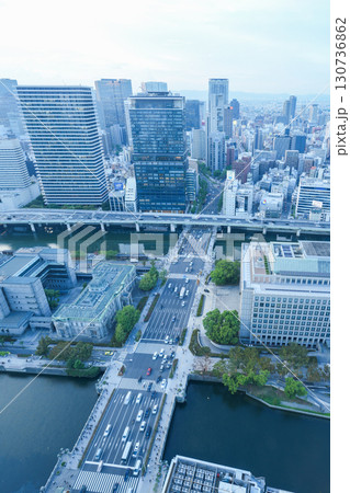 大阪・淀屋橋の高層ビルから見た御堂筋、中之島の夕景 130736862