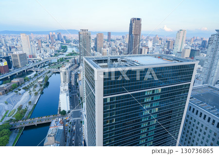 大阪・淀屋橋の高層ビルから見た御堂筋、中之島の夕景 130736865