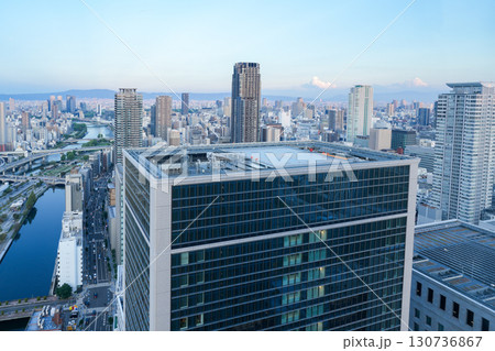 大阪・淀屋橋の高層ビルから見た御堂筋、中之島の夕景 130736867