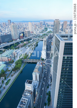 大阪・淀屋橋の高層ビルから見た御堂筋、中之島の夕景 130736868