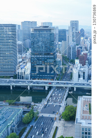 大阪・淀屋橋の高層ビルから見た御堂筋、中之島の夕景 130736869