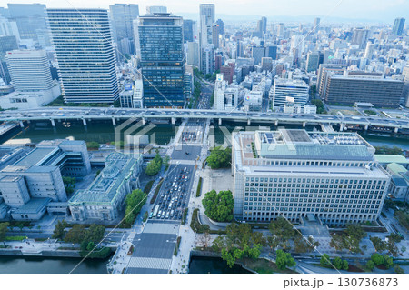 大阪・淀屋橋の高層ビルから見た御堂筋、中之島の夕景 大阪・淀屋橋の高層ビルから見た御堂筋、中之島の夕景 130736873
