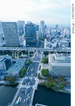 大阪・淀屋橋の高層ビルから見た御堂筋、中之島の夕景 130736874