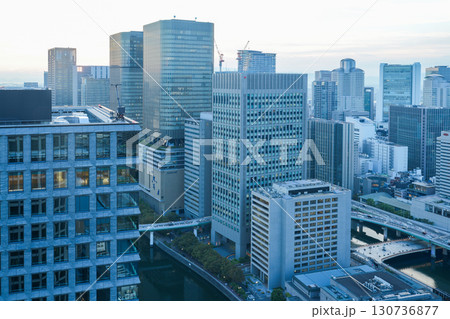 大阪・淀屋橋の高層ビルから見た御堂筋、中之島の夕景 大阪・淀屋橋の高層ビルから見た御堂筋、中之島の夕景 130736877
