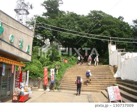 筑波山頂の男体山から女体山への連絡路（茨城県つくば市） 130737009