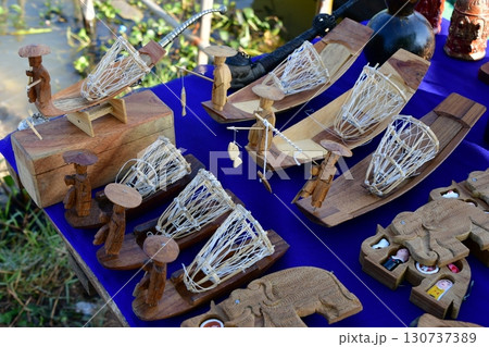 ミャンマー、インレー湖、ナムパン村朝市、五日市、観光土産、インター族の漁師 ミャンマー、インレー湖、ナムパン村朝市、五日市、観光土産、インター族の漁師 130737389