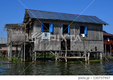 ミャンマー、インレー湖、水上集落 130737407
