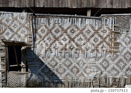 ミャンマー、インレー湖、ファウンドーウー、民家の壁、竹で編んだ模様 130737413