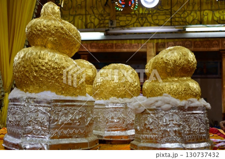 ミャンマー、インレー湖、水上寺院、ファウンドーウー・パゴダ、金箔が貼られ団子の様になったご本尊 130737432