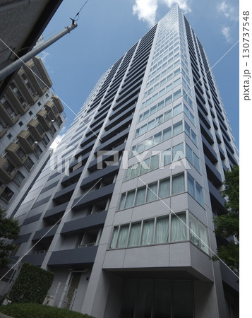 青空を貫く都会のランドマーク：そびえ立つ高層マンション 130737548