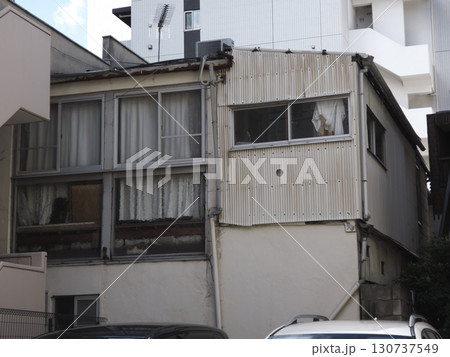 昭和の面影残る都会の建物：新旧が混在する街の風景 130737549