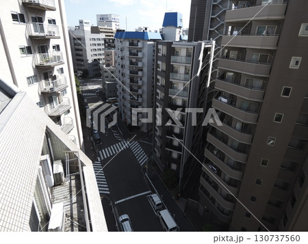 東京の賑わい：高層マンションから見下ろす交差点の日常風景 130737560