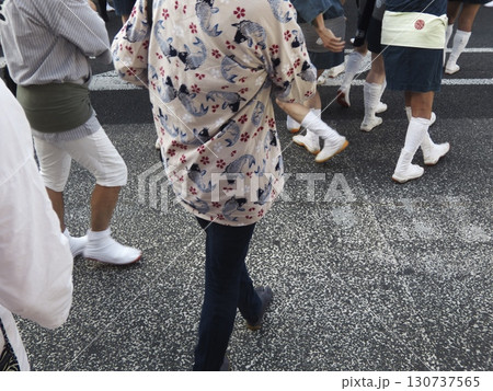 踊りの祭りで活気づく足元と鯉柄の衣装 踊りの祭りで活気づく足元と鯉柄の衣装 130737565