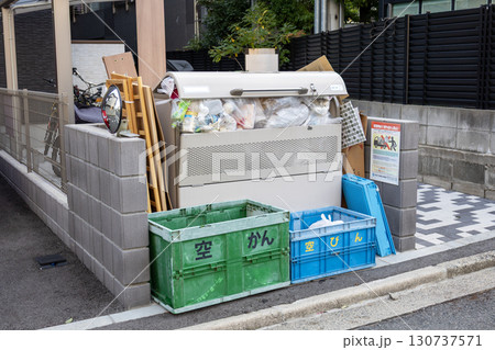 ゴミでいっぱいの集合住宅のゴミ収集庫 ゴミでいっぱいの集合住宅のゴミ収集庫 130737571