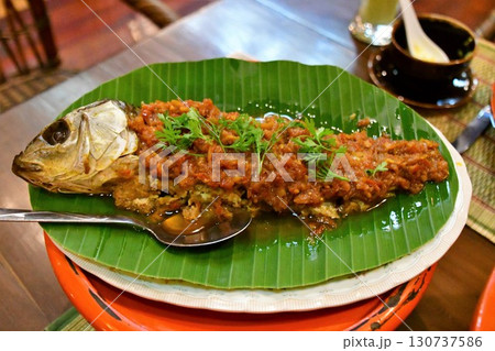 ミャンマー、インレー湖、シャン族料理、魚料理 ミャンマー、インレー湖、シャン族料理、魚料理 130737586