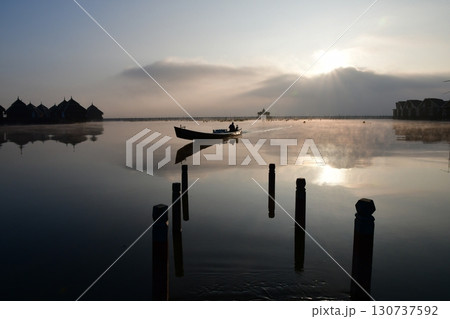 ミャンマー、朝のインレー湖 130737592
