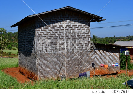 ミャンマー、カックー、竹を編んだ壁の民家 130737635