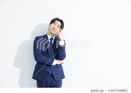 考え込む男性　 130738062
