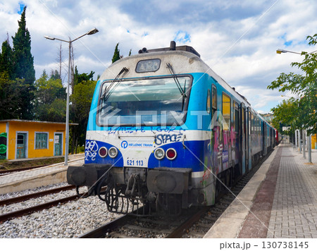 ギリシャ•カランバカ駅、世界遺産メテオラ方面のローカル列車 130738145