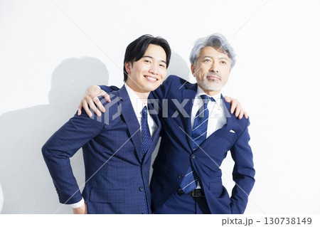 並んで立つ二人のビジネスマン 130738149