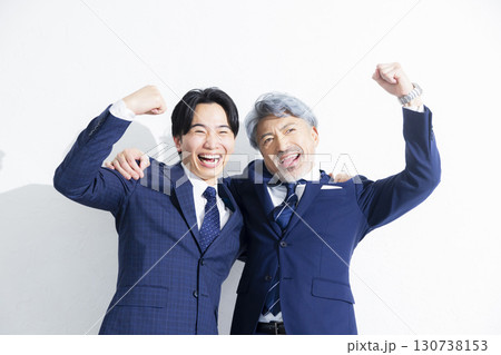 並んで立つ二人のビジネスマン 130738153