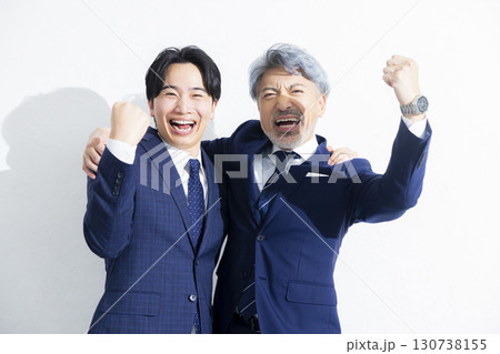 並んで立つ二人のビジネスマン 並んで立つ二人のビジネスマン 130738155