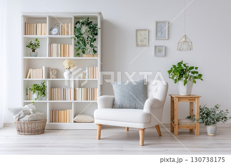 ホワイト本棚と観葉植物で彩られたリビングインテリア 130738175