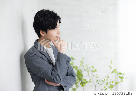 真剣な表情のビジネスマン 真剣な表情のビジネスマン 130738198