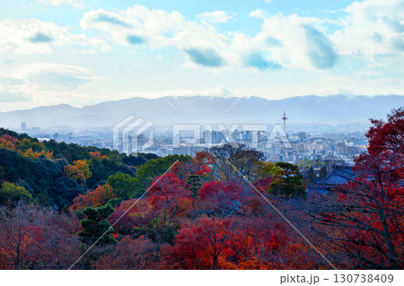 清水寺から見る秋の紅葉に染まった京都の街 清水寺から見る秋の紅葉に染まった京都の街 130738409