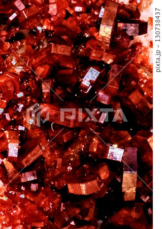 赤い背景に赤い液体のクローズアップ 赤い背景に赤い液体のクローズアップ 130738437