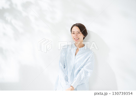 女性 笑顔 女性 笑顔 130739354