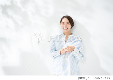 女性 笑顔 女性 笑顔 130739355