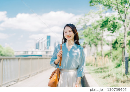 通勤中のビジネスウーマン 通勤中のビジネスウーマン 130739495