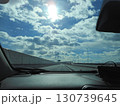 車窓から見える青空と高速道路 130739645